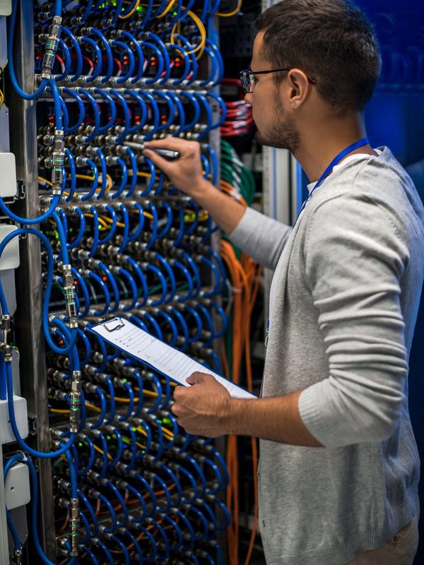 it-professional-working-with-servers-6LYBP4W-min.jpg it-professional-working-with-servers-6LYBP4W-min.jpg